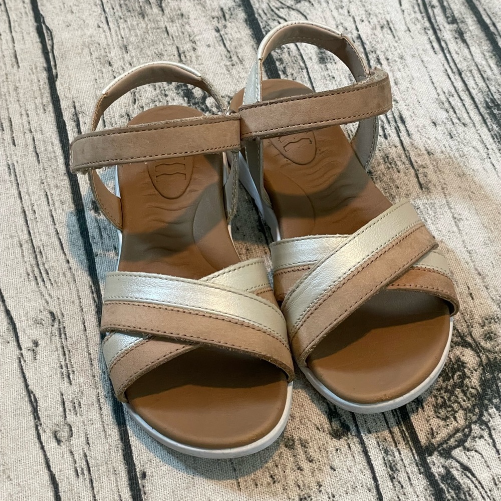 Girl’s Sperry sandals - 12M
